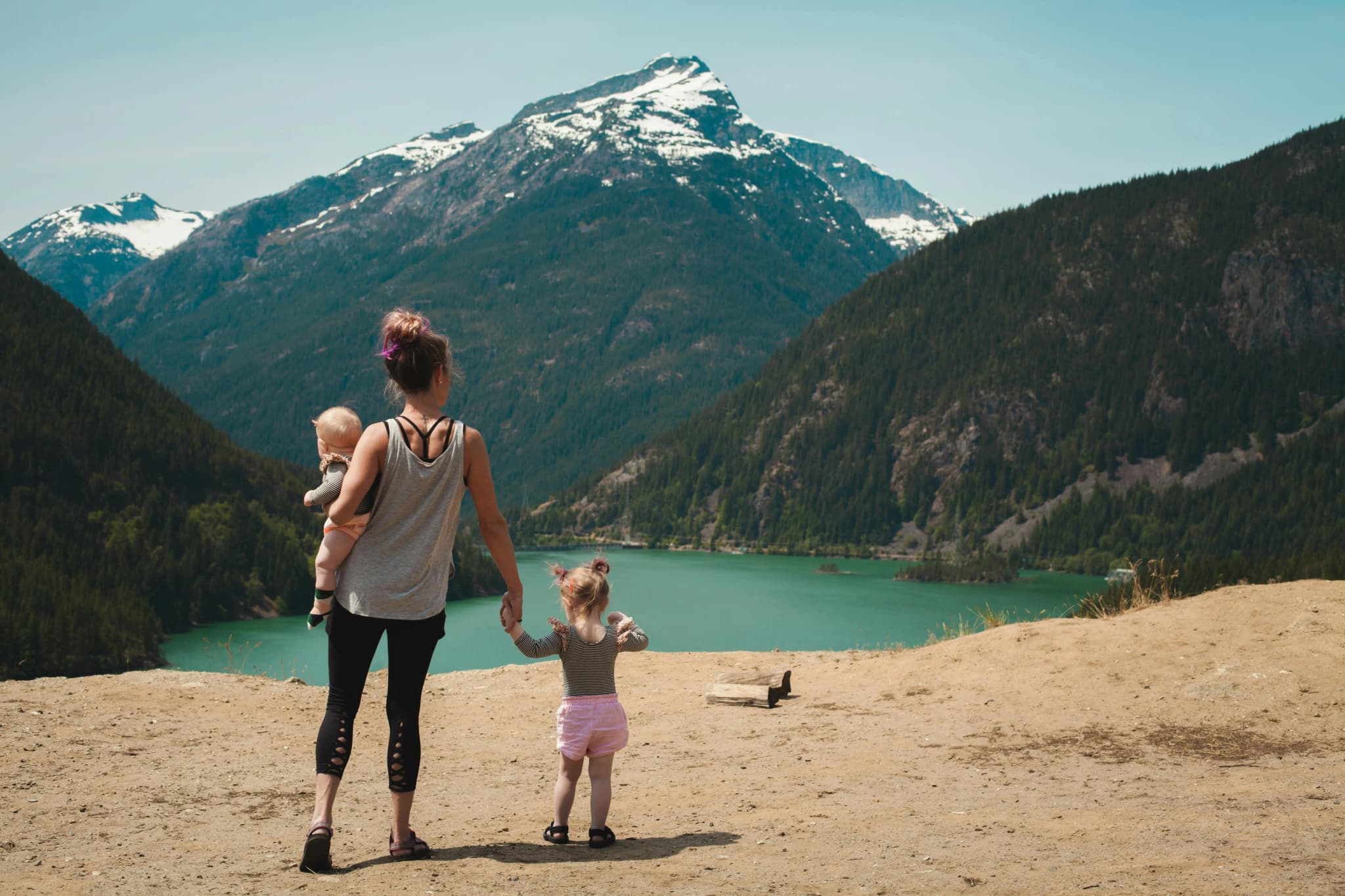Image de couverture de l'article intitulé "Voyager en famille sans exploser son budget : guide pour visiter des villes onéreuses"